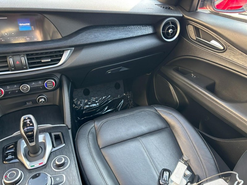 Alfa Romeo Stelvio Vehicle Full-screen Gallery Image 13