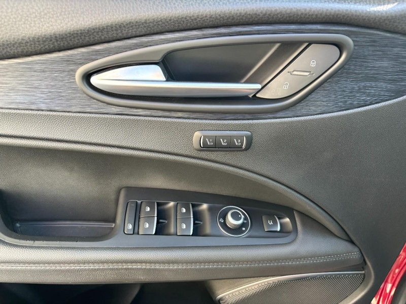 Alfa Romeo Stelvio Vehicle Full-screen Gallery Image 14