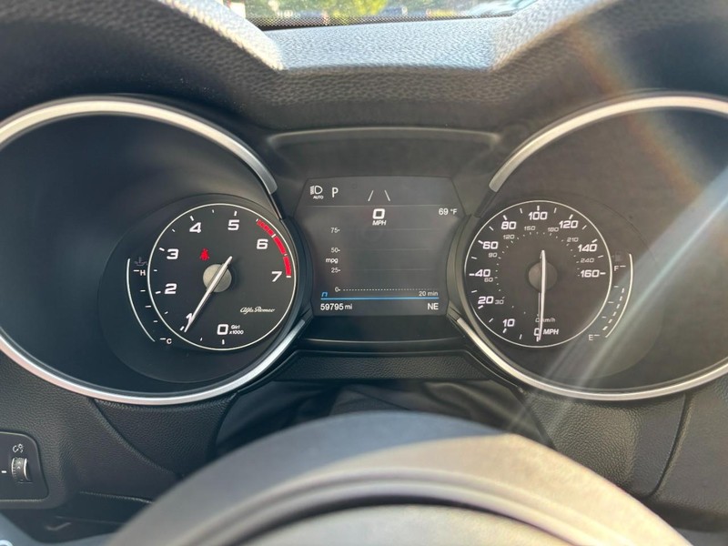 Alfa Romeo Stelvio Vehicle Full-screen Gallery Image 17