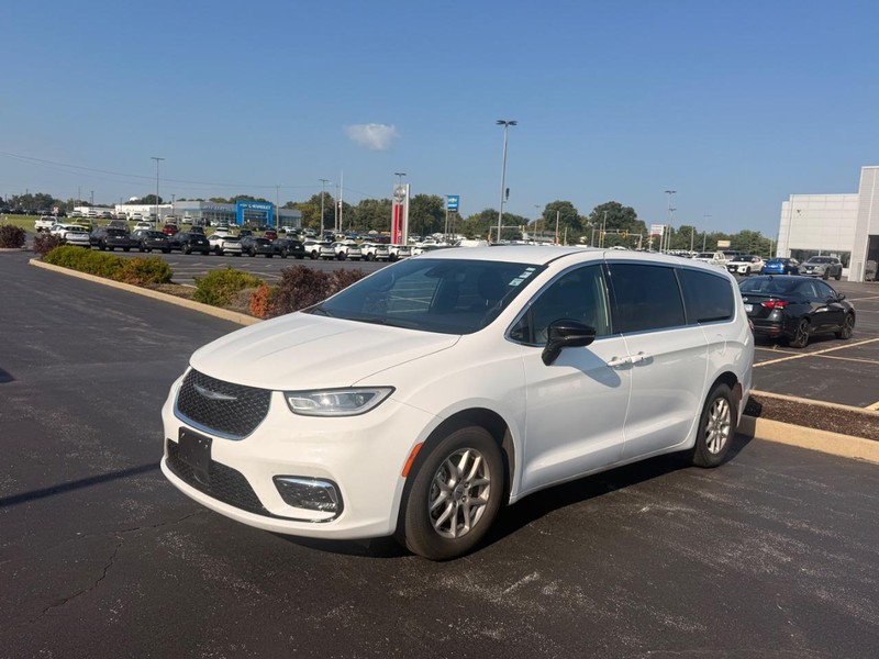 Chrysler Pacifica Vehicle Full-screen Gallery Image 02