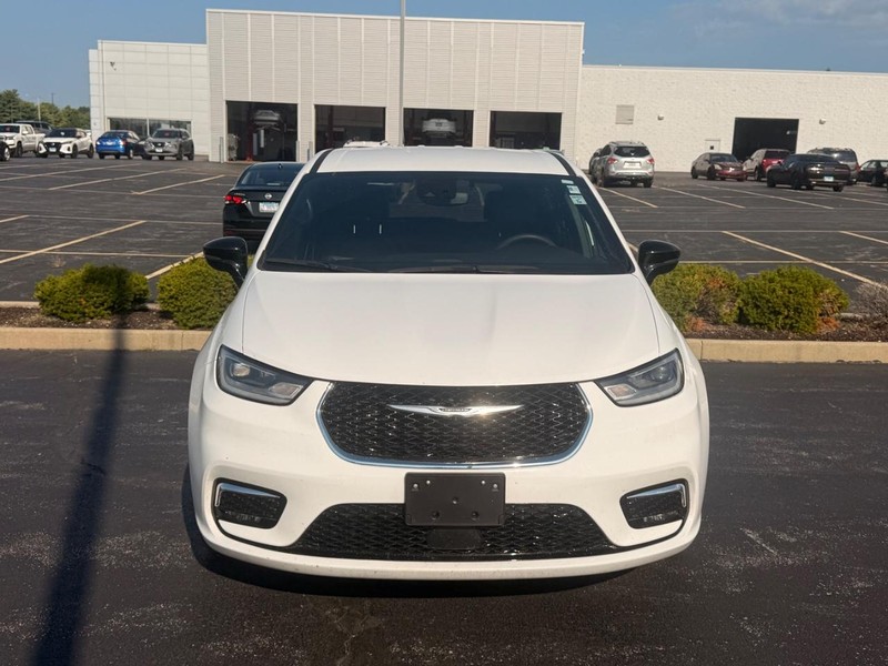 Chrysler Pacifica Vehicle Full-screen Gallery Image 03