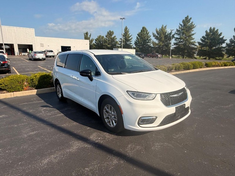 Chrysler Pacifica Vehicle Full-screen Gallery Image 04