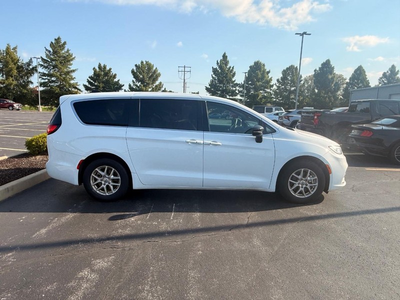 Chrysler Pacifica Vehicle Full-screen Gallery Image 05