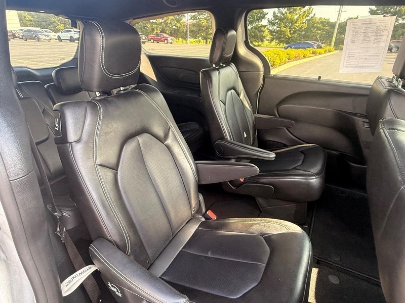 Chrysler Pacifica Vehicle Full-screen Gallery Image 08