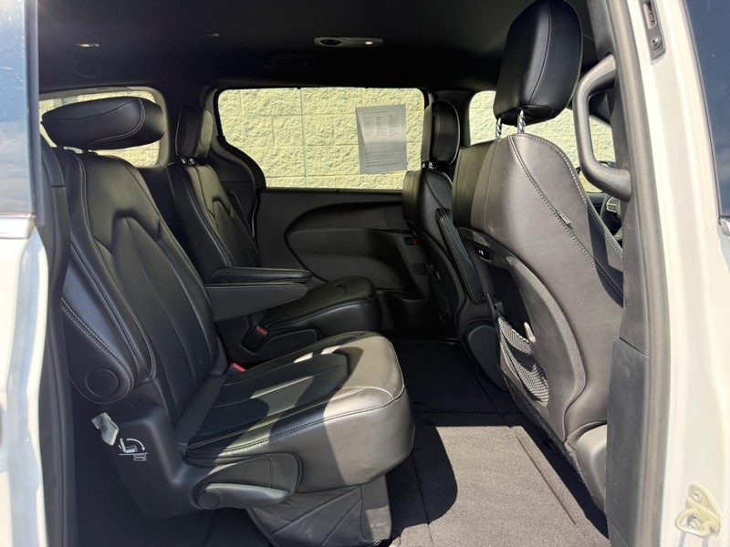Chrysler Pacifica Vehicle Full-screen Gallery Image 11