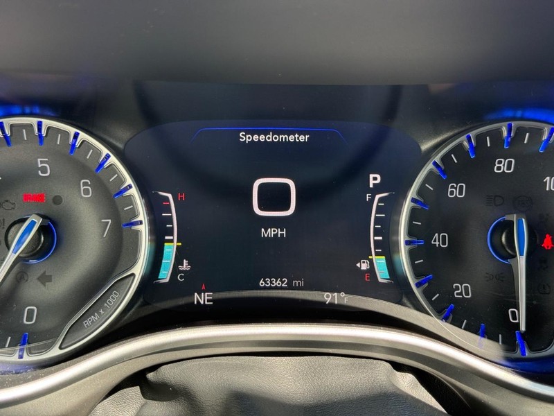 Chrysler Pacifica Vehicle Full-screen Gallery Image 22