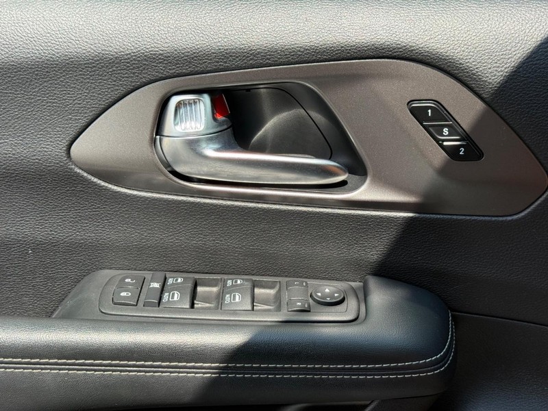 Chrysler Pacifica Vehicle Full-screen Gallery Image 24