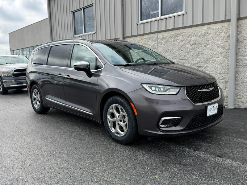 Chrysler Pacifica Vehicle Full-screen Gallery Image 02