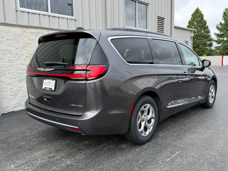 Chrysler Pacifica Vehicle Full-screen Gallery Image 03