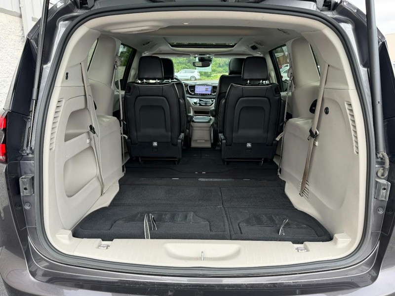 Chrysler Pacifica Vehicle Full-screen Gallery Image 05