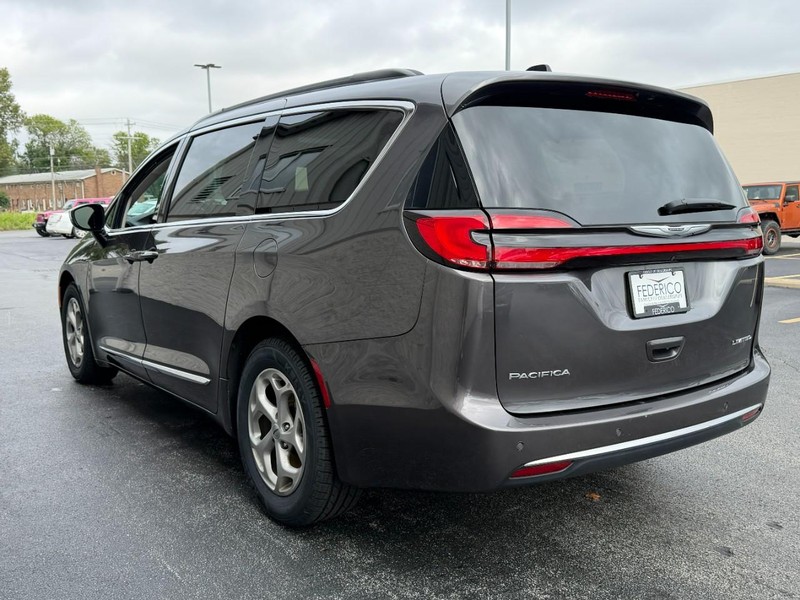 Chrysler Pacifica Vehicle Full-screen Gallery Image 07