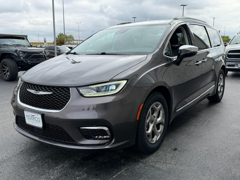 Chrysler Pacifica Vehicle Full-screen Gallery Image 08