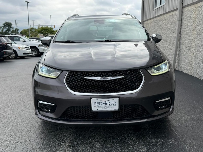 Chrysler Pacifica Vehicle Full-screen Gallery Image 09