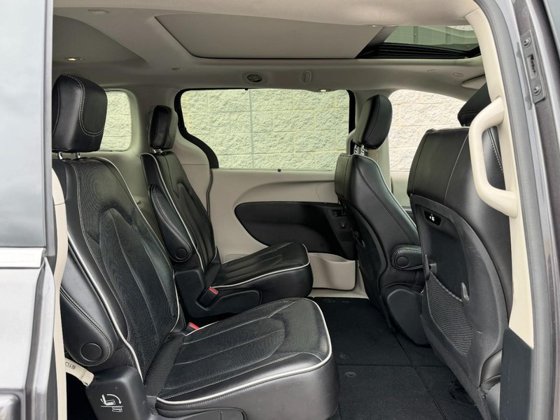 Chrysler Pacifica Vehicle Full-screen Gallery Image 10