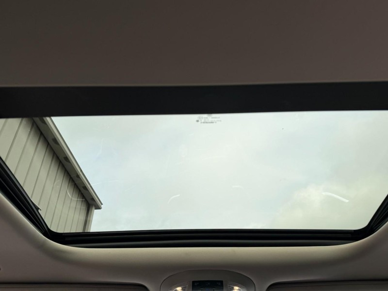 Chrysler Pacifica Vehicle Full-screen Gallery Image 11