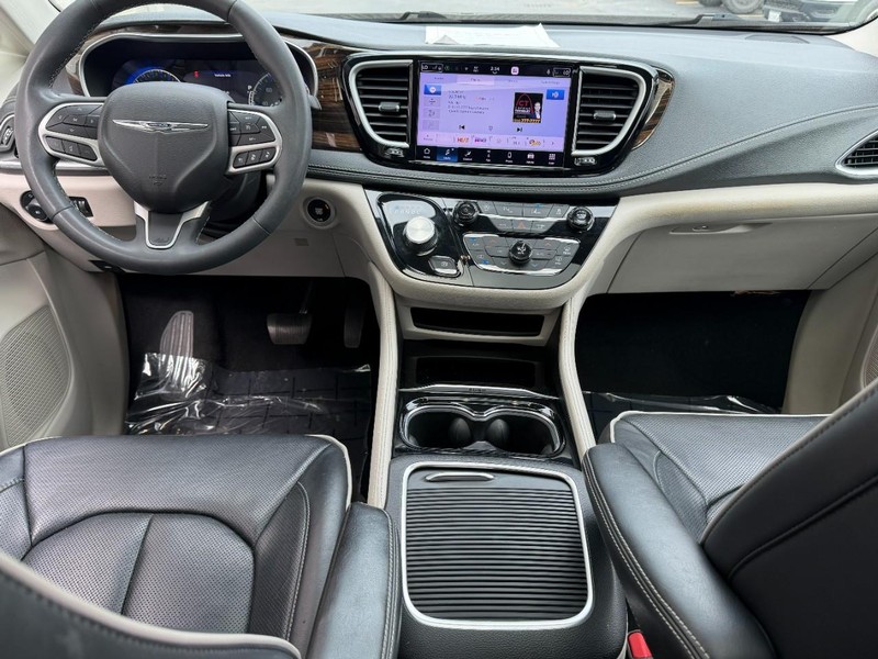 Chrysler Pacifica Vehicle Full-screen Gallery Image 12
