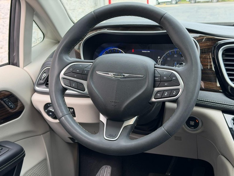Chrysler Pacifica Vehicle Full-screen Gallery Image 13