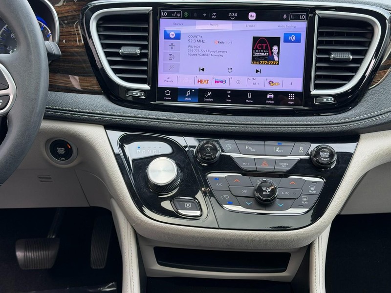 Chrysler Pacifica Vehicle Full-screen Gallery Image 14