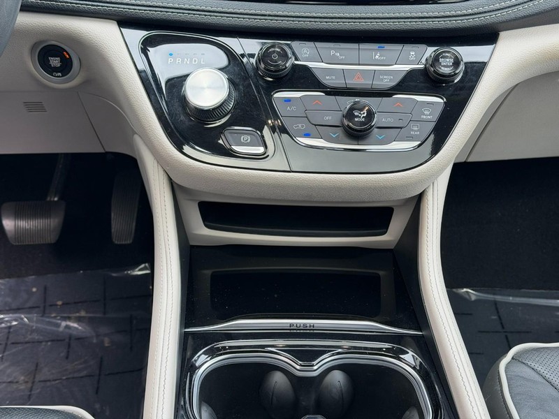 Chrysler Pacifica Vehicle Full-screen Gallery Image 15