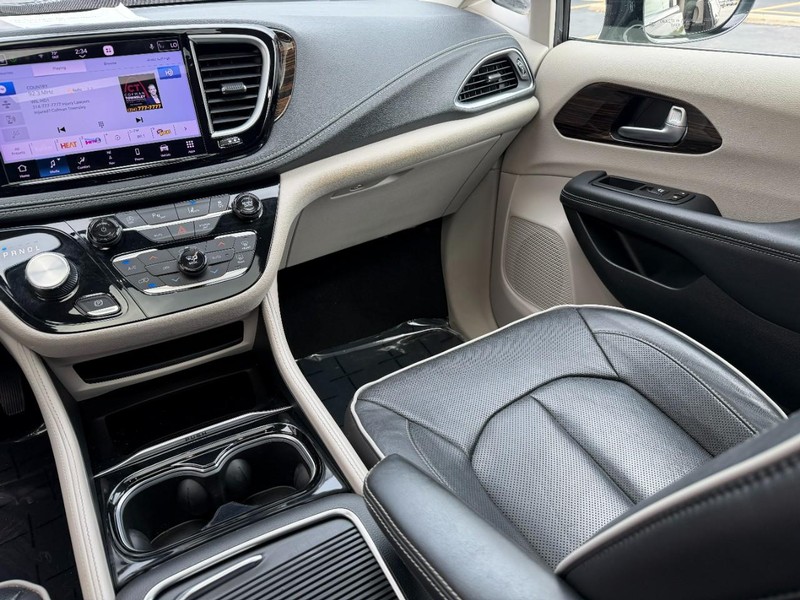 Chrysler Pacifica Vehicle Full-screen Gallery Image 16