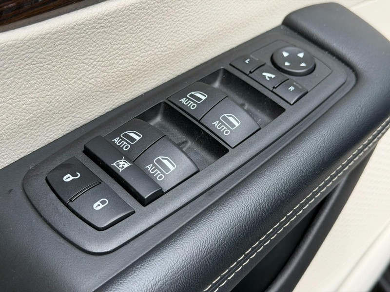 Chrysler Pacifica Vehicle Full-screen Gallery Image 17