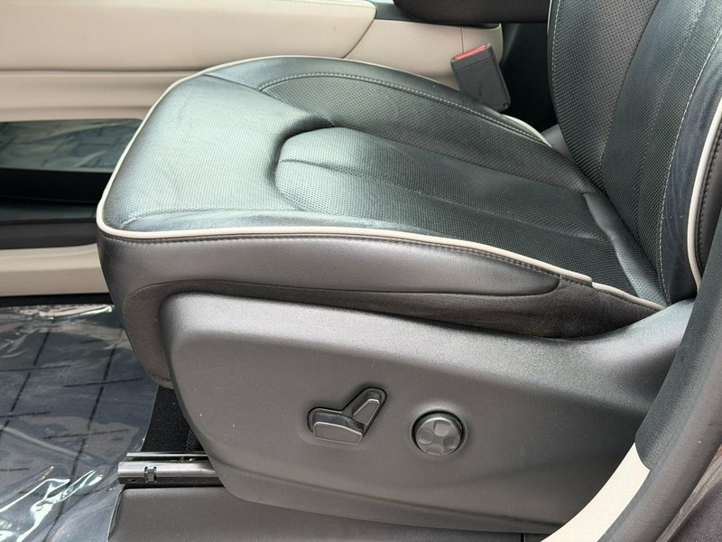 Chrysler Pacifica Vehicle Full-screen Gallery Image 19