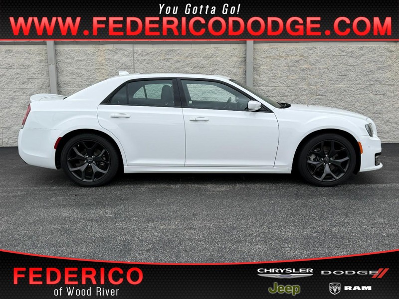 Chrysler 300 Vehicle Full-screen Gallery Image 01