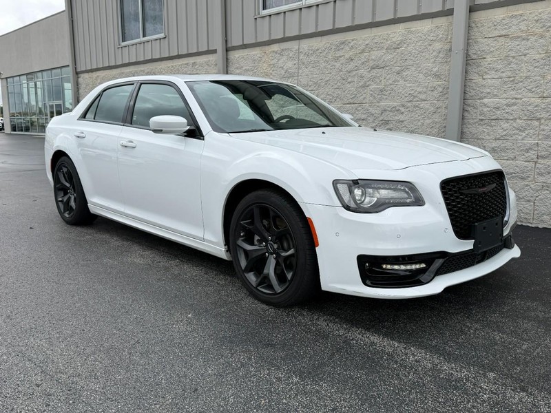 Chrysler 300 Vehicle Full-screen Gallery Image 02