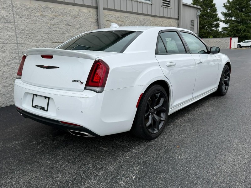 Chrysler 300 Vehicle Full-screen Gallery Image 03