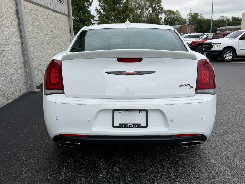 Chrysler 300 Vehicle Full-screen Gallery Image 04