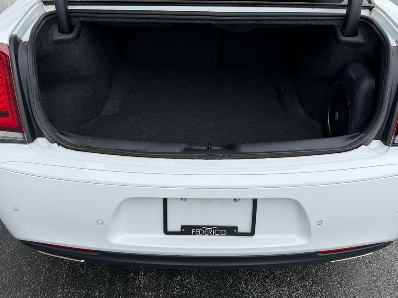 Chrysler 300 Vehicle Full-screen Gallery Image 05