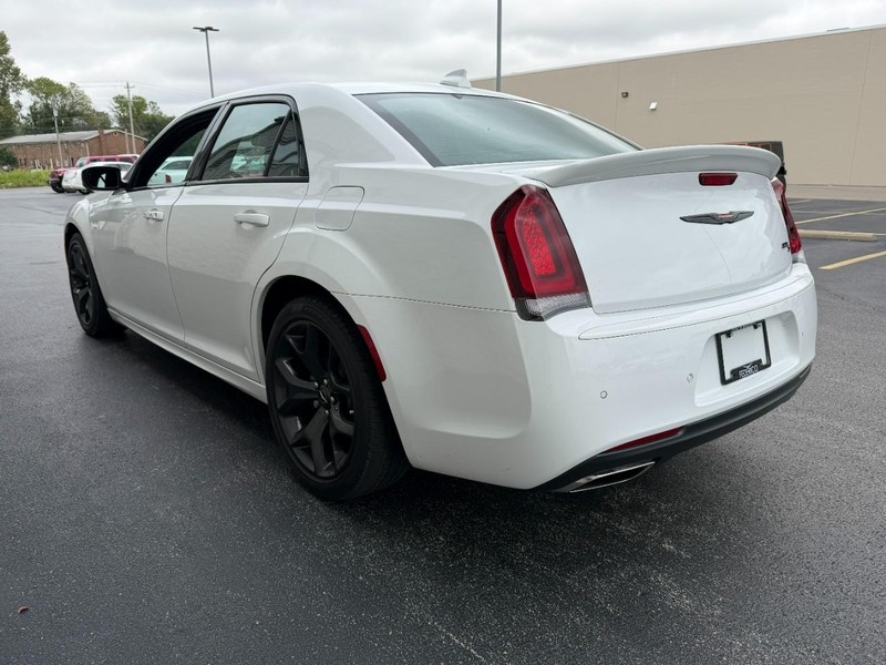 Chrysler 300 Vehicle Full-screen Gallery Image 06