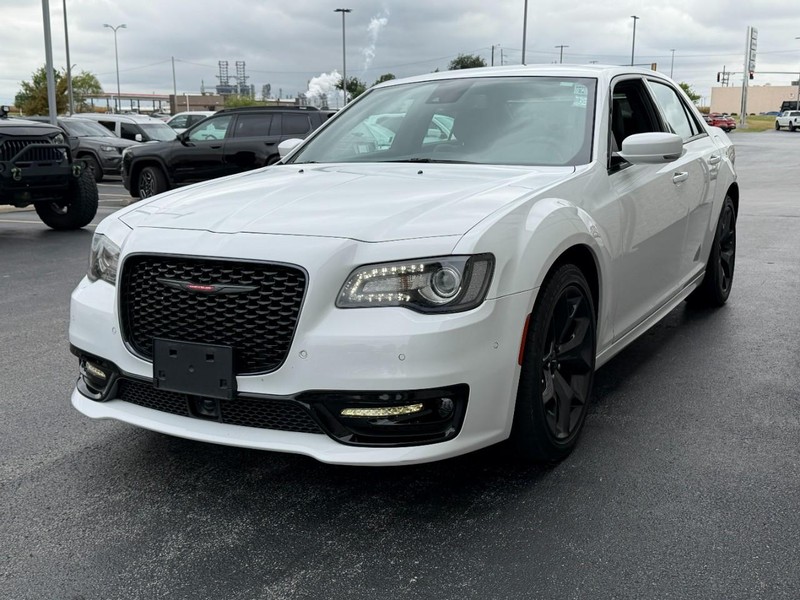 Chrysler 300 Vehicle Full-screen Gallery Image 08
