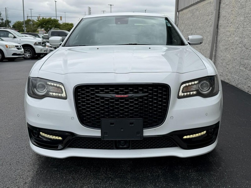 Chrysler 300 Vehicle Full-screen Gallery Image 09