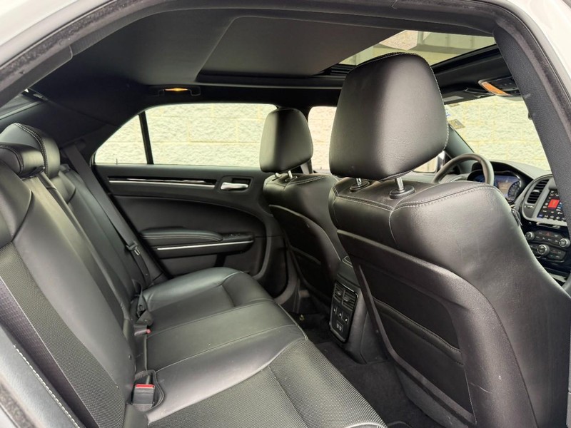 Chrysler 300 Vehicle Full-screen Gallery Image 10