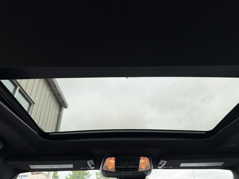 Chrysler 300 Vehicle Full-screen Gallery Image 11