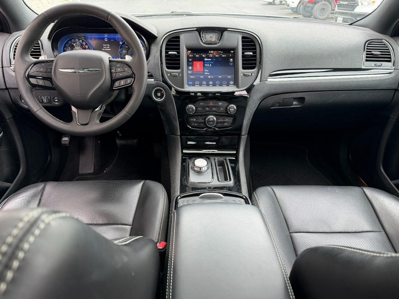 Chrysler 300 Vehicle Full-screen Gallery Image 12