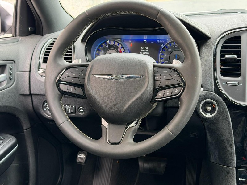 Chrysler 300 Vehicle Full-screen Gallery Image 13