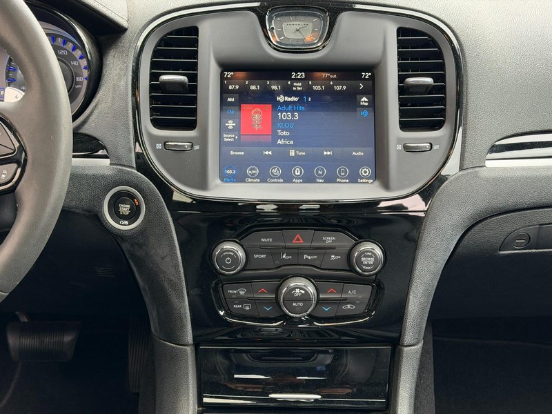 Chrysler 300 Vehicle Full-screen Gallery Image 14