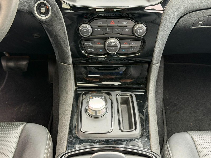 Chrysler 300 Vehicle Full-screen Gallery Image 15