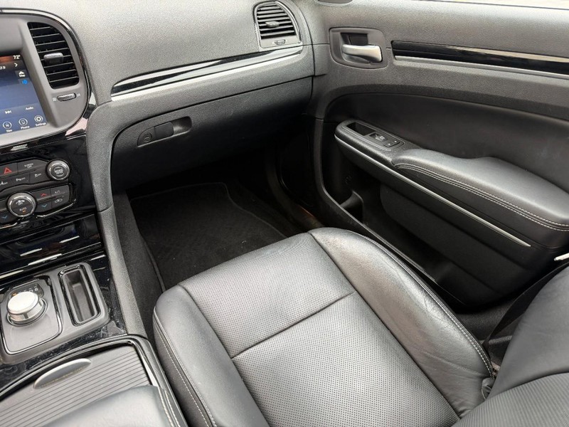 Chrysler 300 Vehicle Full-screen Gallery Image 16