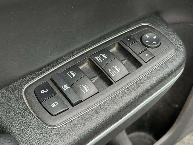 Chrysler 300 Vehicle Full-screen Gallery Image 17