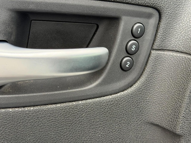 Chrysler 300 Vehicle Full-screen Gallery Image 18