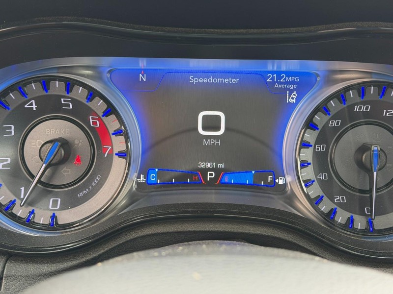 Chrysler 300 Vehicle Full-screen Gallery Image 22
