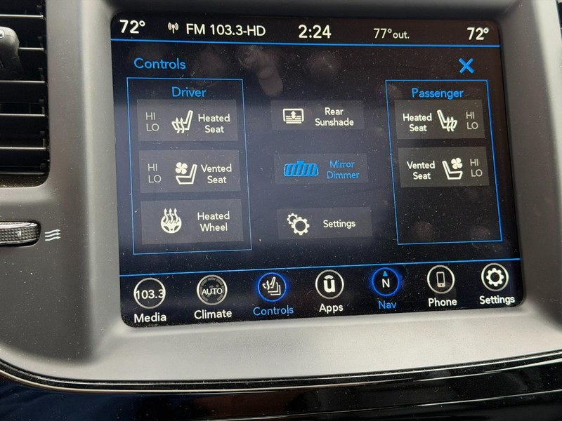 Chrysler 300 Vehicle Full-screen Gallery Image 24