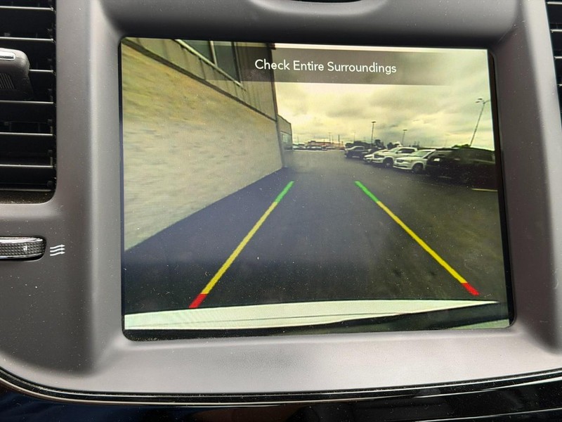 Chrysler 300 Vehicle Full-screen Gallery Image 25