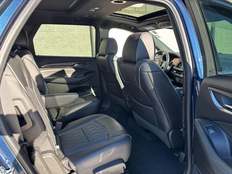 Buick Enclave Vehicle Full-screen Gallery Image 09