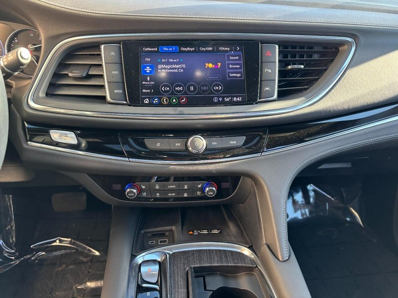 Buick Enclave Vehicle Full-screen Gallery Image 12