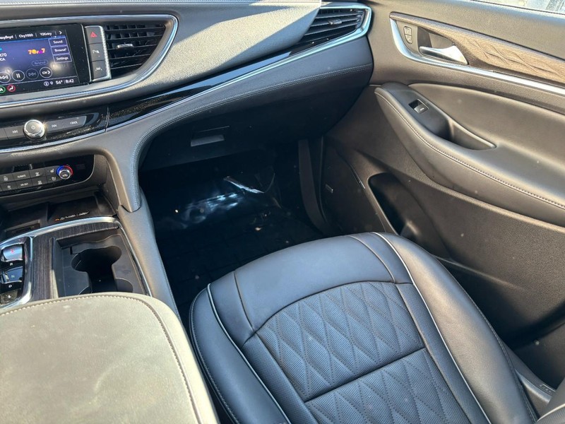 Buick Enclave Vehicle Full-screen Gallery Image 13