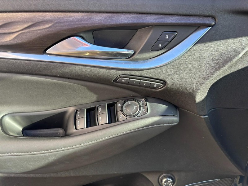 Buick Enclave Vehicle Full-screen Gallery Image 14